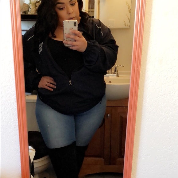 Meet your Posher, Jennifer - Picture 3 of 3